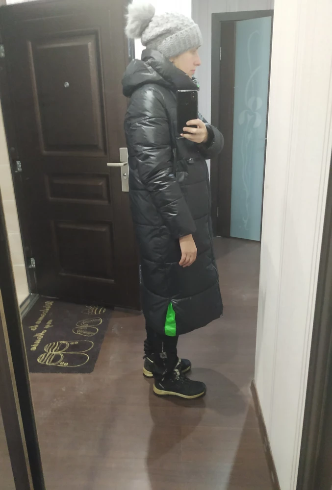 Пуховик понравился. Покупала за 2548 рублей. Длинный, теплый, сшит аккуратно, нитки не торчат, постороннего запаха нет. Но при минус 15 градусов и ниже в нем уже холодно. Ношу 46 размер верхней одежды, купила L и пуховик подошёл (мои параметры: рост 172 см, ОГ 90, ОТ 78 см, ОБ 102-104 смс, вес 65 кг). Под снегопадом и дождем пуховик не промокает. Капюшон глубокий. Не совсем поняла зачем спереди у пуховика лямка, декоративные молния на кармане (по факту кармана нет) и застёжка, но видимо для красоты. В целом, впечатления от пуховика положительные. Спасибо продавцу.