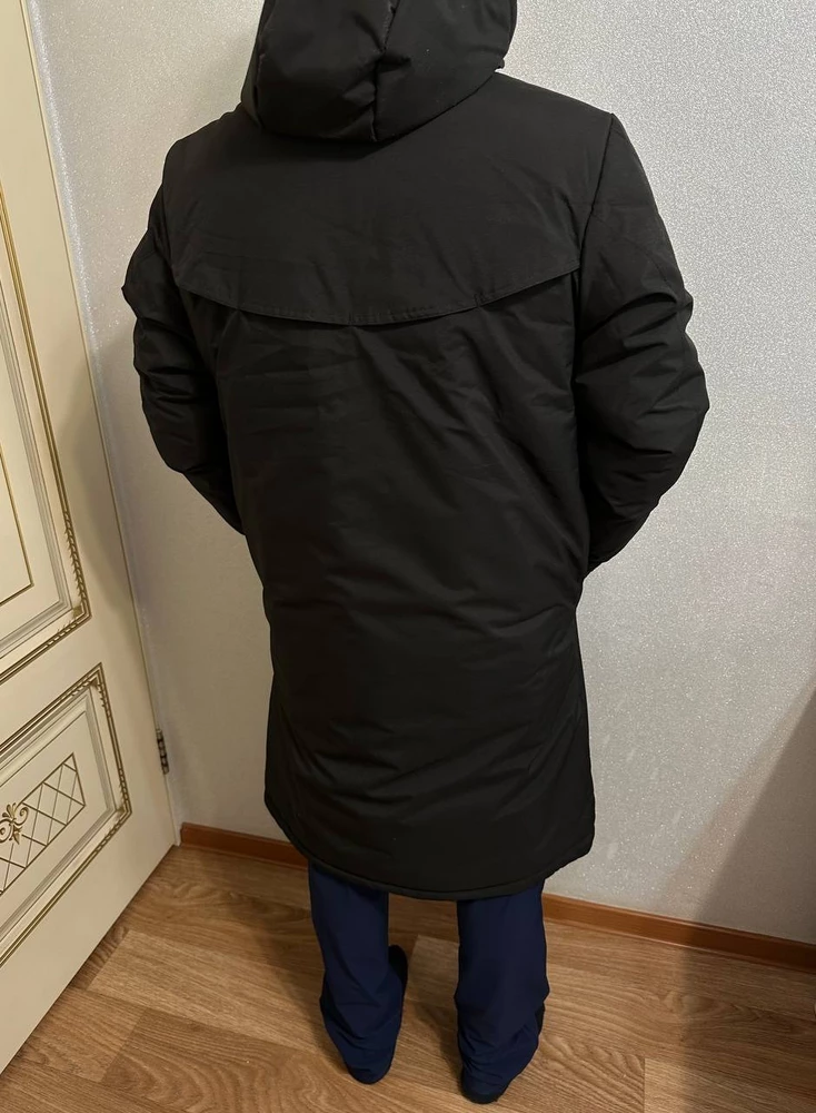 Хорошая зимняя куртка, длина идеальная, все прикрывает и не продувает. Ткань хорошая, не тонкая и фурнитура без царапин.
