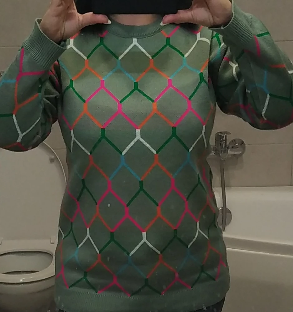 Хороший свитер, но узковат для оверсайза, только если на р.42