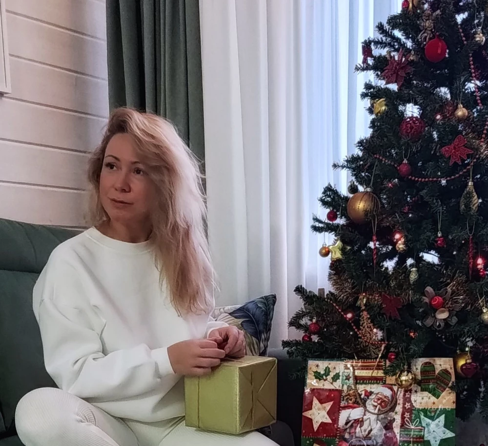 Тот самый базовый свитшот!
Вписался в мой гардероб идеально, не хочется снимать эту мягкость.
На свой М взяла 46-48, сел четко.
Спасибо продавцу за носочки в подарок!