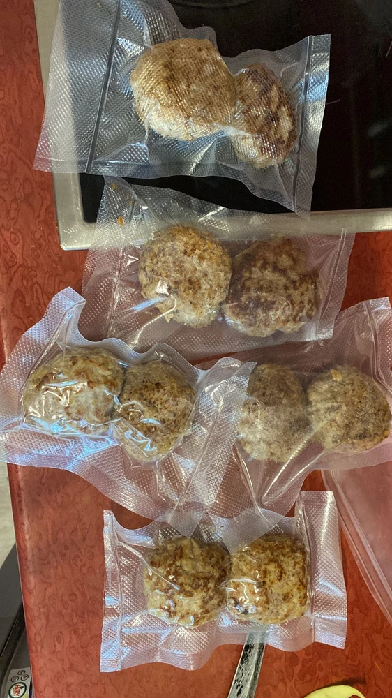 Вакууматор пришел в рабочем состоянии. Отлично упаковывает продукты.