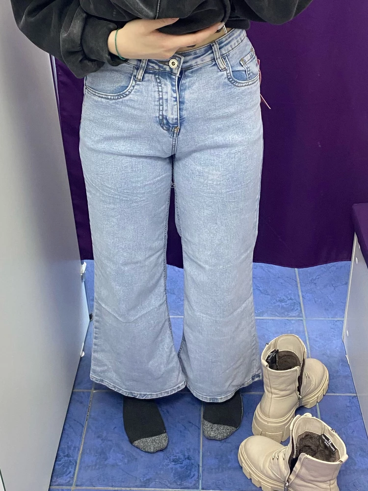 Ужаснее джинс я не видела ни разу, рост 168 очень короткие хотя у модели ростом 170 они висят снизу, не соответствуют фото, фасон тоже не соответствует заявленому