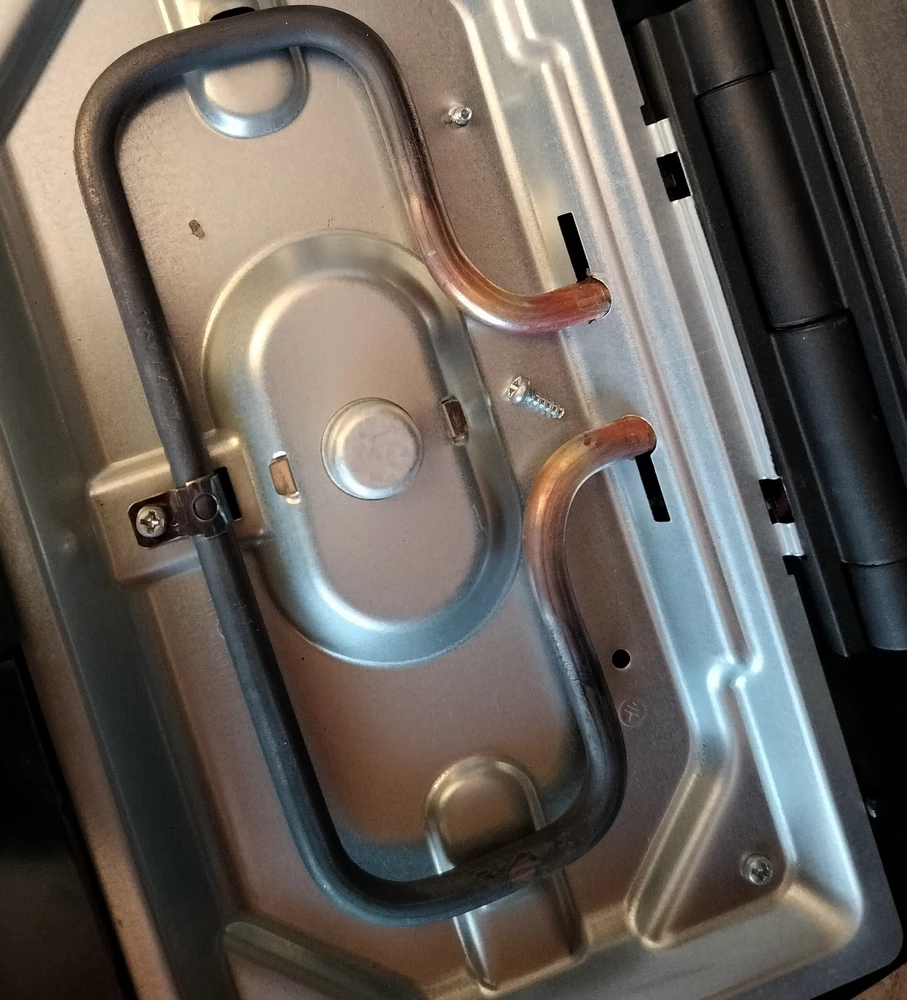 Классная штука, вафли получились вкусные, делали творожные, лучше всего получились те, которые выдержали по 6 минут. Жаль, что нет какой-то подробной книги с рецептами и временем приготовления. Нашли в интернете.
Ну и один странный нюанс, под панелькой лежал болтик, откуда он Я так и не поняла, вроде все было на месте.
Мульииповаром довольна и рекомендую, все панельки в комплекте, упакованы хорошо.