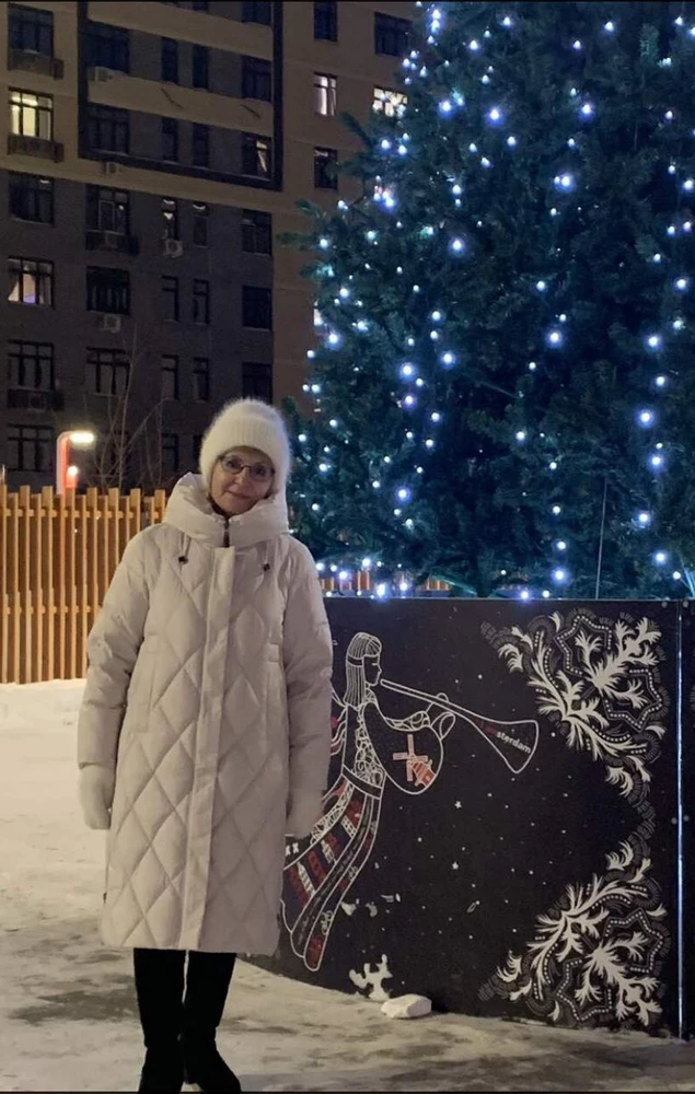 Отличный пуховик, удобный и комфортный, качество на пять, очень теплый, при температуре 27 градусов даже кофту не одевала. Советую к покупке, спасибо большое продавцу.